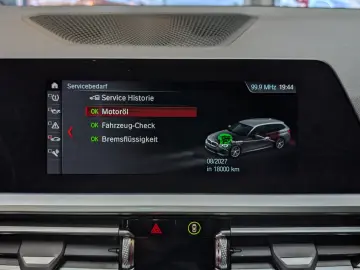 BMW 320 i M Sport Navi Shadow HUD LED TEMPO PANO AHK