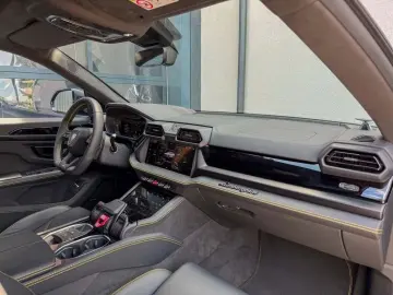 LAMBORGHINI Urus SE Massage B&O