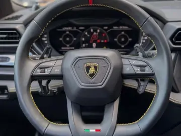 LAMBORGHINI Urus SE Massage B&O