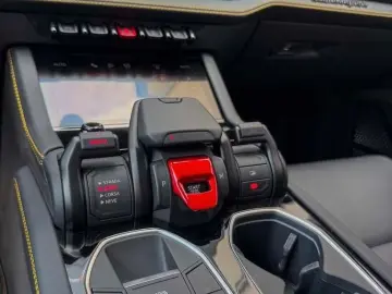 LAMBORGHINI Urus SE Massage B&O