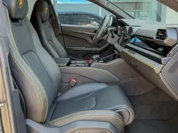 LAMBORGHINI Urus SE Massage B&O