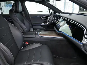 Mercedes-Benz E 300 e AMG DISTRO SUPERSCREEN NIGHT SOUND