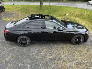 Mercedes-Benz E200  AMG Pano Superscreen Head-Up Night