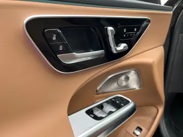 Mercedes-Benz E200  AMG Pano Superscreen Head-Up Night