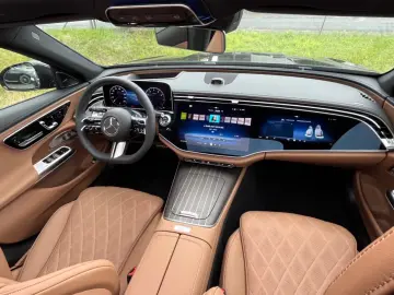 Mercedes-Benz E200  AMG Pano Superscreen Head-Up Night