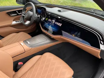 Mercedes-Benz E200  AMG Pano Superscreen Head-Up Night