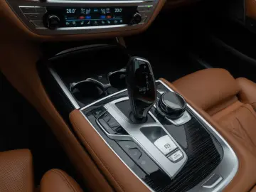 BMW 750i xD HUD 360 Massage TV Laser SoftCl 21  Voll