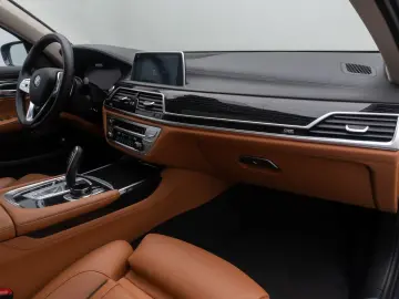 BMW 750i xD HUD 360 Massage TV Laser SoftCl 21  Voll