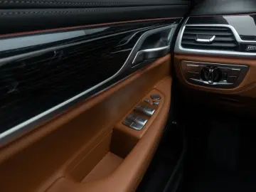 BMW 750i xD HUD 360 Massage TV Laser SoftCl 21  Voll