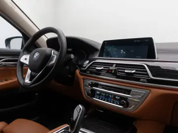 BMW 750i xD HUD 360 Massage TV Laser SoftCl 21  Voll