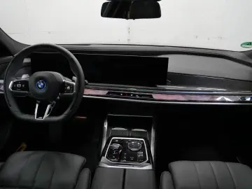 BMW 750e xDrive  Automatiktüren  Sky Lounge  M Sport