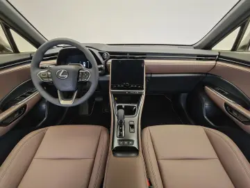 Lexus LBX Elegant