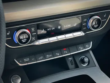 AUDI Q5 TFSI e   PANO MATRIX B&O HEAD-UP AHK NAVI KAM