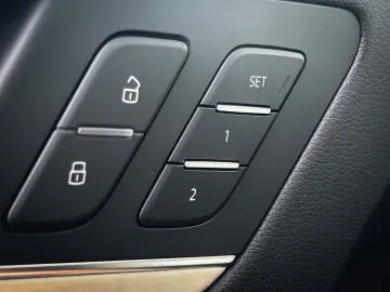 AUDI Q5 TFSI e   PANO MATRIX B&O HEAD-UP AHK NAVI KAM