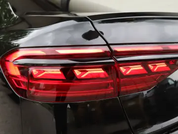 AUDI A8L 60 TFSI e lang EXCLUSIVE BLACK-P S-LINE VOLL