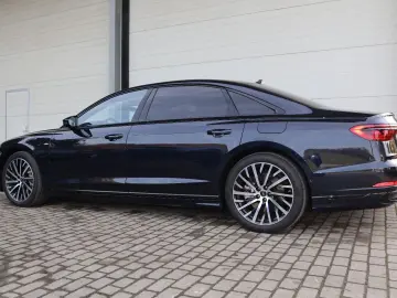 AUDI A8L 60 TFSIe lang EXCLUSIVE BLACK-PA. MOD. 2026