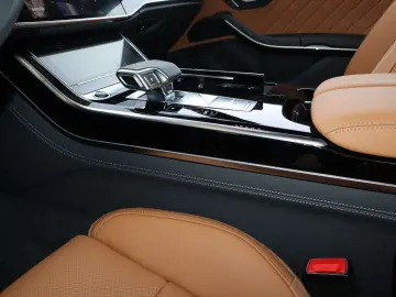 AUDI A8L 60 TFSIe lang EXCLUSIVE BLACK-PA. MOD. 2026