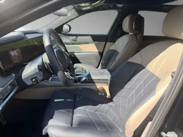 BMW i7 M70 xDrive Two Tone Gran Lusso TV Lounge-Seat