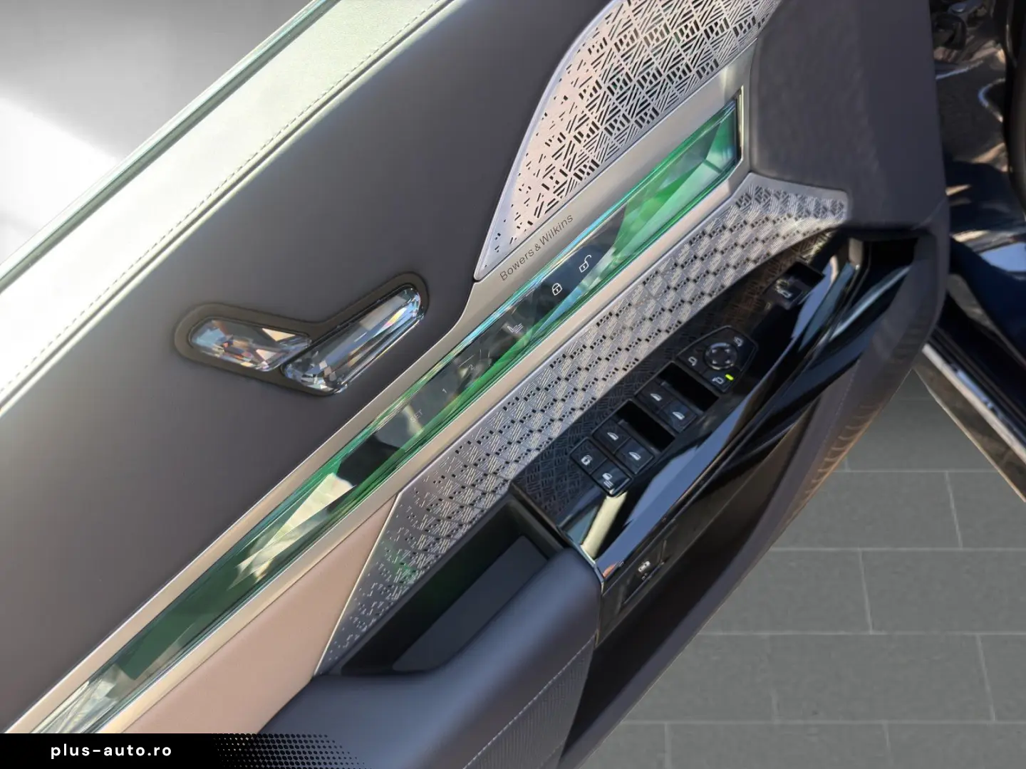 BMW i7 M70 xDrive Two Tone Gran Lusso TV Lounge-Seat