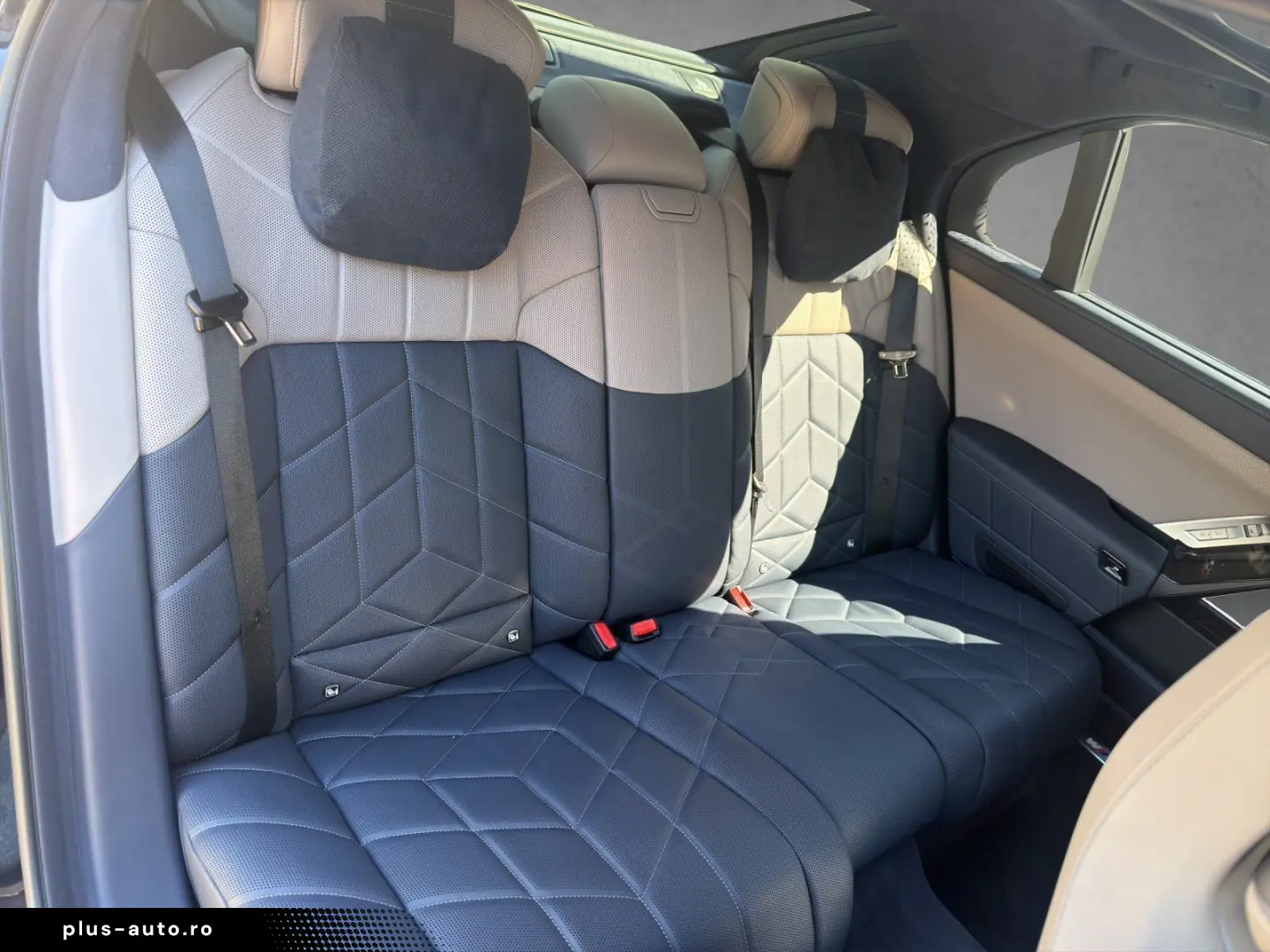 BMW i7 M70 xDrive Two Tone Gran Lusso TV Lounge-Seat