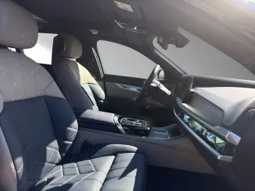 BMW i7 M70 xDrive Two Tone Gran Lusso TV Lounge-Seat