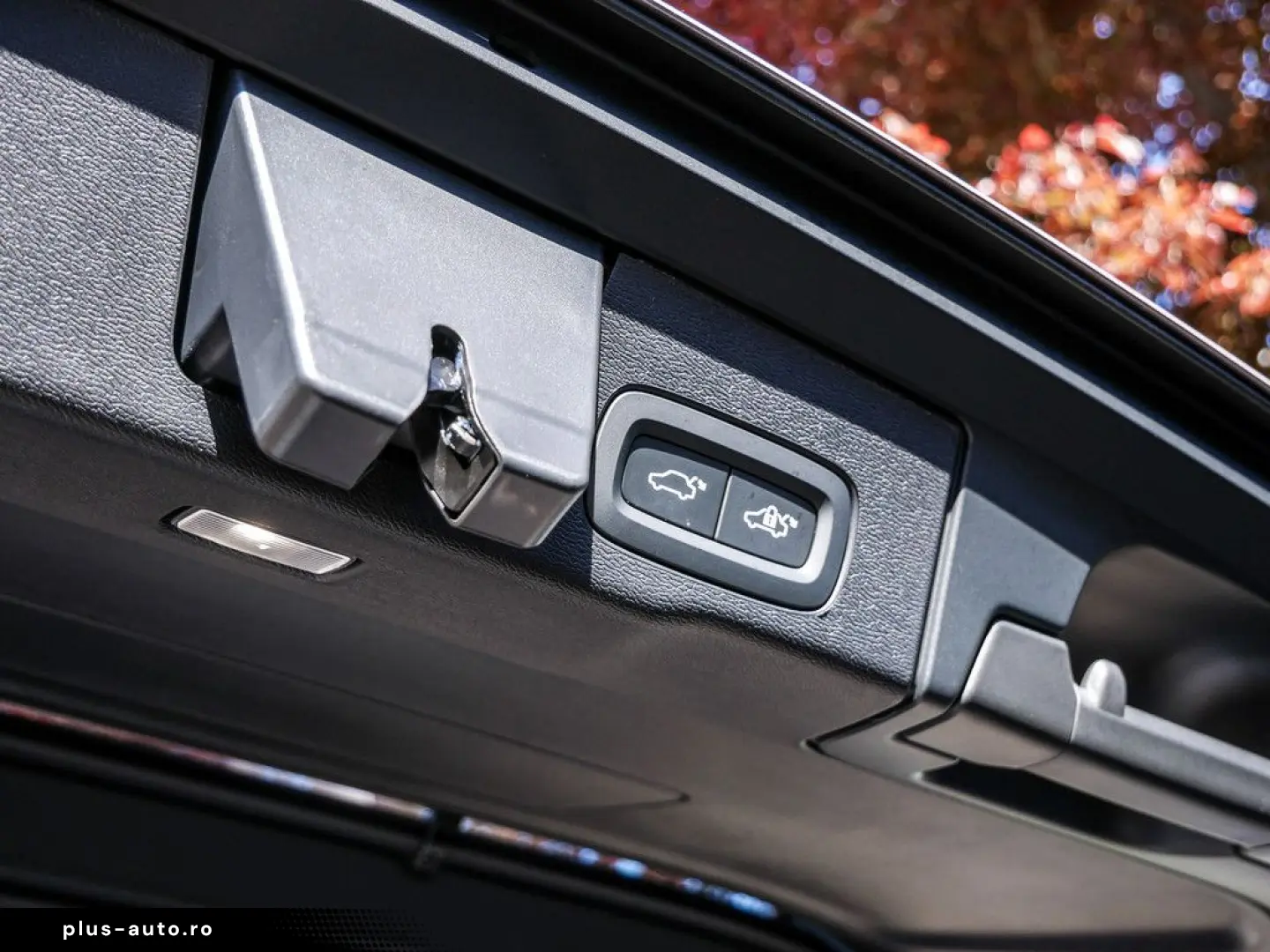 VOLVO XC60 T8 Ultra Dark Recharge Plug-In Hybrid