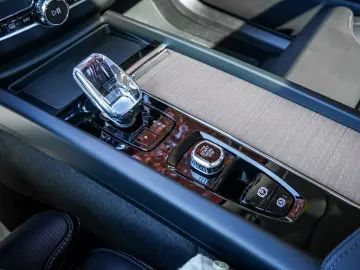 VOLVO XC60 T8 Ultra Dark Recharge Plug-In Hybrid