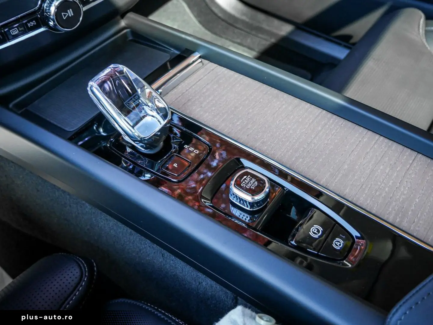 VOLVO XC60 T8 Ultra Dark Recharge Plug-In Hybrid