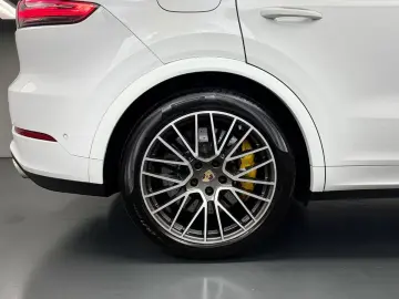 PORSCHE Cayenne Turbo S E-Hybrid INNO NACHTSICHT SITZKLI