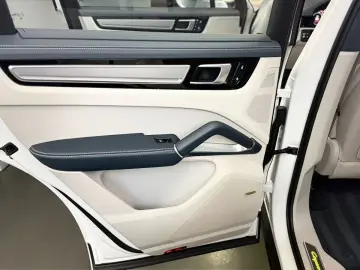 PORSCHE Cayenne Turbo S E-Hybrid INNO NACHTSICHT SITZKLI