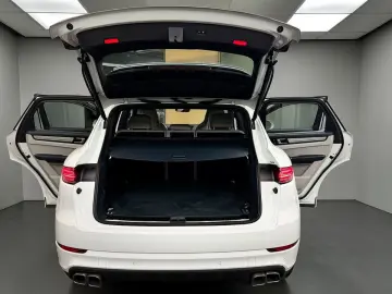 PORSCHE Cayenne Turbo S E-Hybrid INNO NACHTSICHT SITZKLI