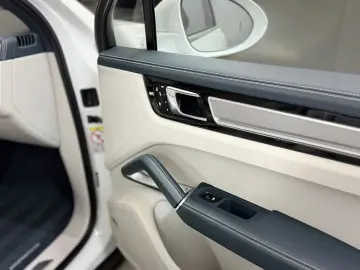 PORSCHE Cayenne Turbo S E-Hybrid INNO NACHTSICHT SITZKLI