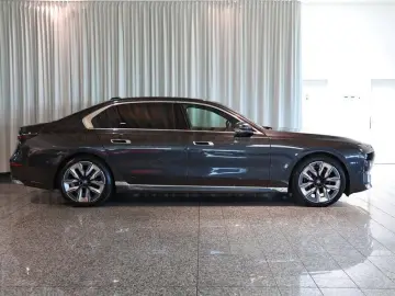 BMW 740d xDrive Design Pure Excellence DrivAssProf 3