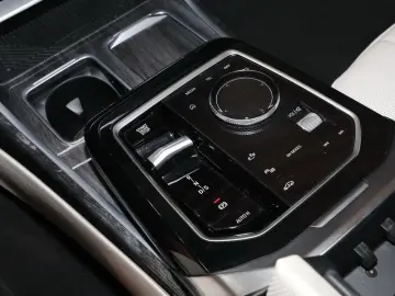 BMW 740d xDrive Design Pure Excellence DrivAssProf 3