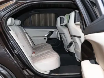 BMW 740d xDrive Design Pure Excellence DrivAssProf 3