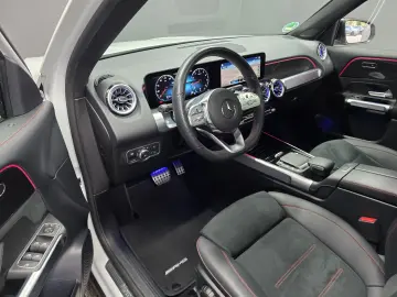 MERCEDES-BENZ GLB 200 4MATIC  AMG LINE  PANO  DISTRO…