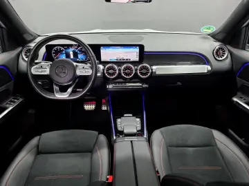MERCEDES-BENZ GLB 200 4MATIC  AMG LINE  PANO  DISTRO…