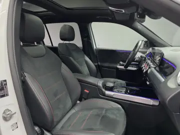 MERCEDES-BENZ GLB 200 4MATIC  AMG LINE  PANO  DISTRO…