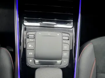 MERCEDES-BENZ GLB 200 4MATIC  AMG LINE  PANO  DISTRO…