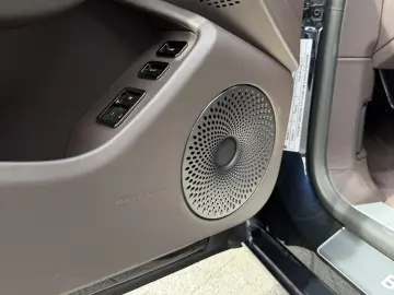 Bentley Flying Spur V8 Hybrid  B&O Rotating