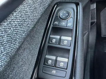 RENAULT Techno Full Hybrid E-Tech 200 7-Sitzer