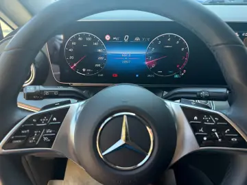 MERCEDES-BENZ V 300 RWD lang AVANTGARDE Pano 360