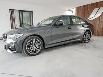 BMW 330 e  M pack  camera  adaptieve cruise control