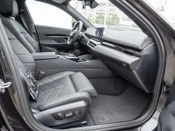 BMW 530e M-Sport PANO HUD 360 KAM HK