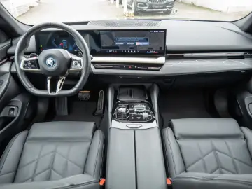 BMW 530e M-Sport PANO HUD 360 KAM HK