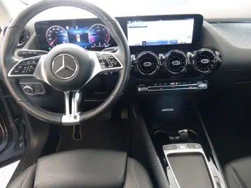 MERCEDES-BENZ GLA 180d  LED Navi Premium