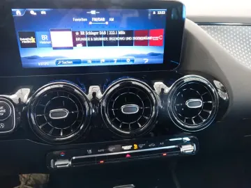 MERCEDES-BENZ GLA 180d  LED Navi Premium