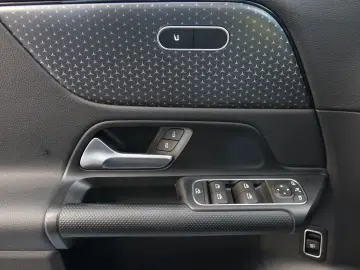 MERCEDES-BENZ GLA 180d  LED Navi Premium