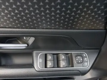 MERCEDES-BENZ GLA 180d  LED Navi Premium