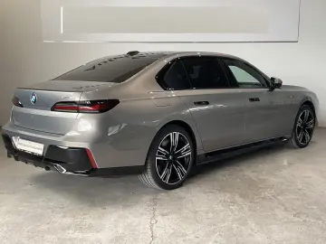 BMW i7 xDrive60  Autom Doors  Bowers&Wilkins   TV